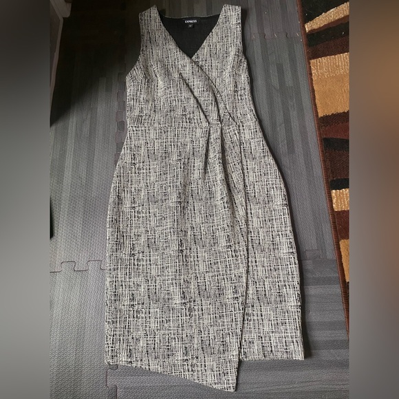 🏷️ 🛍️ NWOT Express Jacquard Surplice Front Sheath Dress 🏷️ 🛍️ - Picture 3 of 8
